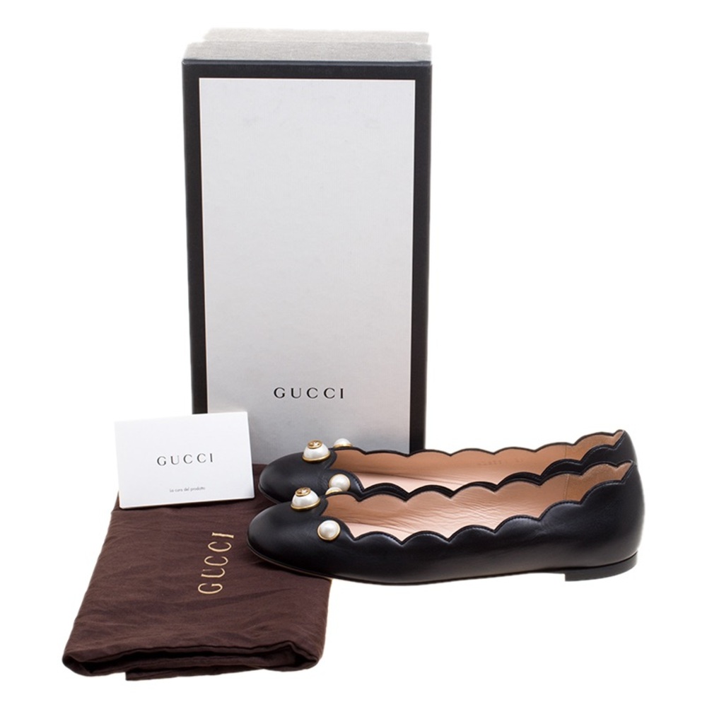 Gucci flats with pear detail